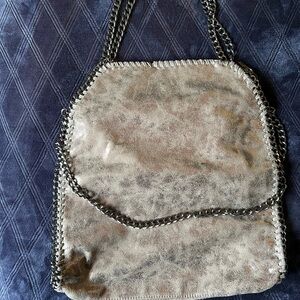 Stylish Chain-Detail Silver Shoulder Bag in Silver Gray